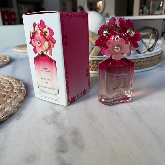 Marc Jacobs Daisy Eau So Fresh Pink Floral Perfume “never been used - Picture 2 of 2